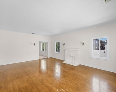 218 216 E Windsor Road - Photo Thumbnail 2