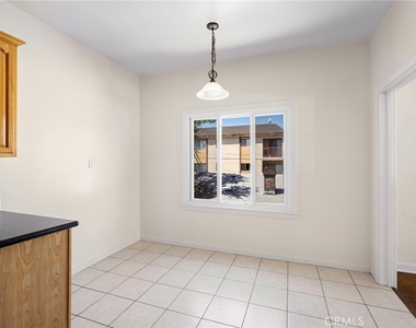 218 216 E Windsor Road - Photo Thumbnail 9