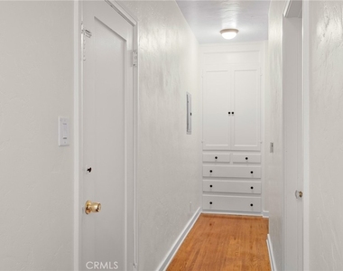 218 216 E Windsor Road - Photo Thumbnail 10