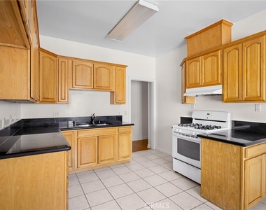 218 216 E Windsor Road - Photo Thumbnail 6