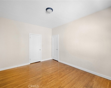 218 216 E Windsor Road - Photo Thumbnail 18