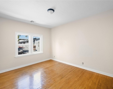 218 216 E Windsor Road - Photo Thumbnail 17