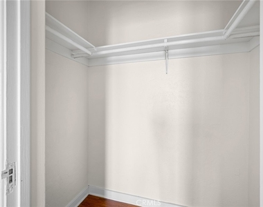 218 216 E Windsor Road - Photo Thumbnail 13