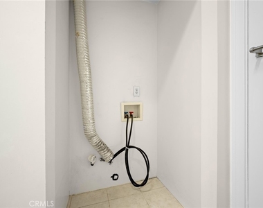 218 216 E Windsor Road - Photo Thumbnail 16