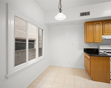 218 216 E Windsor Road - Photo Thumbnail 6