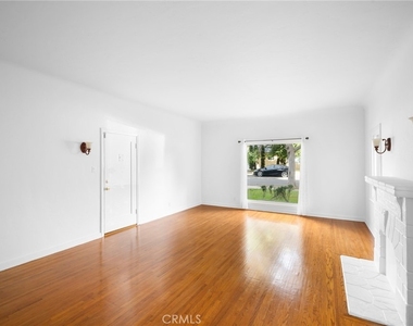 218 216 E Windsor Road - Photo Thumbnail 4