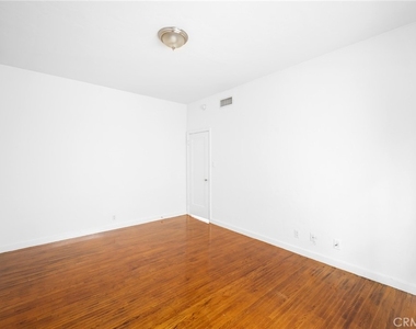 218 216 E Windsor Road - Photo Thumbnail 11