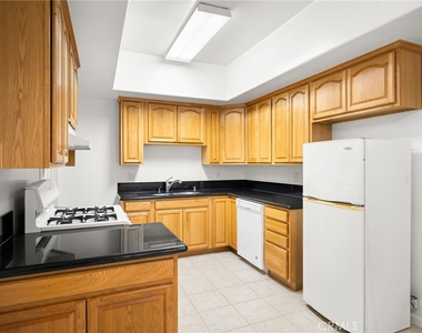 218 216 E Windsor Road - Photo Thumbnail 7