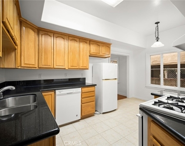 218 216 E Windsor Road - Photo Thumbnail 9