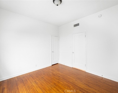 218 216 E Windsor Road - Photo Thumbnail 15
