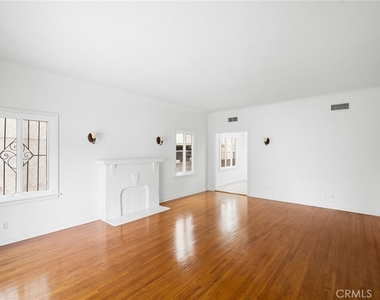 218 216 E Windsor Road - Photo Thumbnail 2