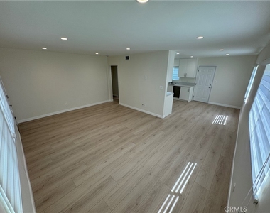 1206 E Harvard Street - Photo Thumbnail 4