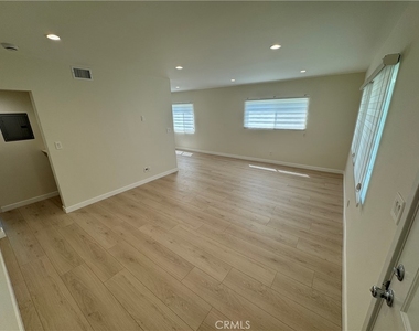 1206 E Harvard Street - Photo Thumbnail 5