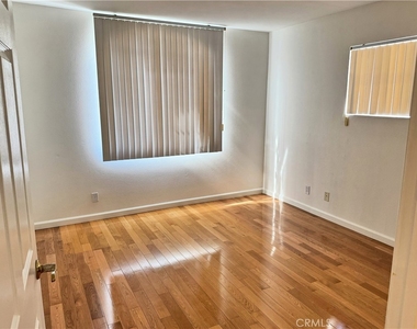 18319 Hart Street - Photo Thumbnail 11