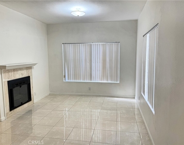 18319 Hart Street - Photo Thumbnail 4