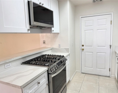 18319 Hart Street - Photo Thumbnail 7