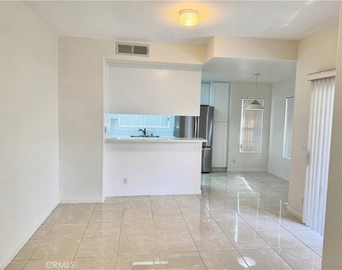 18319 Hart Street - Photo Thumbnail 5