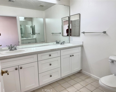 18319 Hart Street - Photo Thumbnail 12