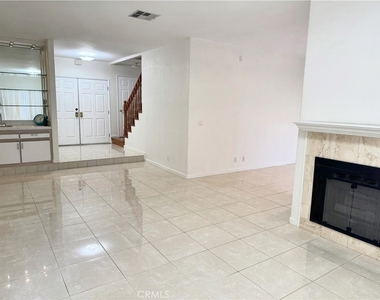 18319 Hart Street - Photo Thumbnail 8