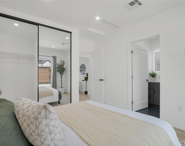 2117 W Clark Avenue - Photo Thumbnail 12