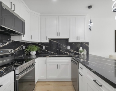 2117 W Clark Avenue - Photo Thumbnail 8