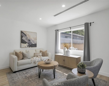 2117 W Clark Avenue - Photo Thumbnail 4