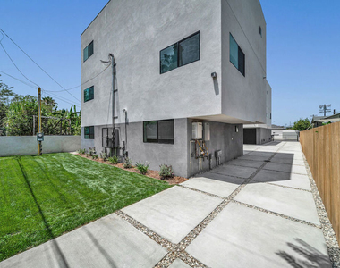 11522 1/2 Emelita Street - Photo Thumbnail 14