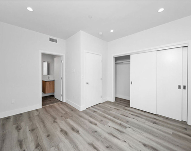 11522 1/2 Emelita Street - Photo Thumbnail 11