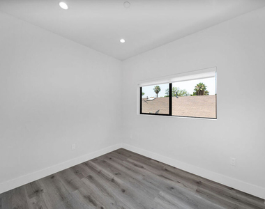 11522 1/2 Emelita Street - Photo Thumbnail 10