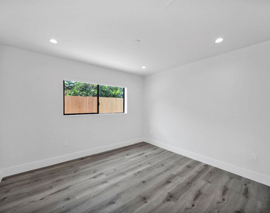 11522 1/2 Emelita Street - Photo Thumbnail 2