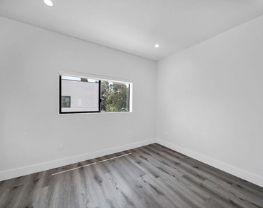 11522 1/2 Emelita Street - Photo Thumbnail 12