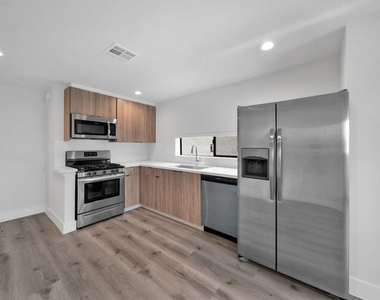 11522 1/2 Emelita Street - Photo Thumbnail 8