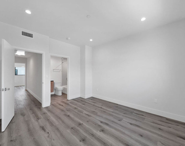 11522 1/2 Emelita Street - Photo Thumbnail 9