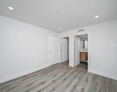 11522 1/2 Emelita Street - Photo Thumbnail 3