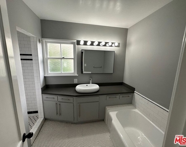 1366 S Beverly Glen Boulevard - Photo Thumbnail 7