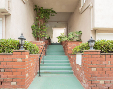 1366 S Beverly Glen Boulevard - Photo Thumbnail 2