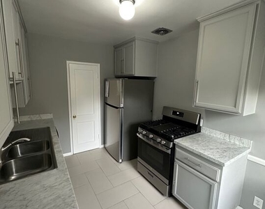 1366 S Beverly Glen Boulevard - Photo Thumbnail 5