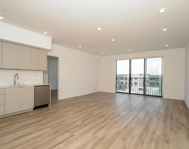 521 N Gramercy Place - Photo Thumbnail 3