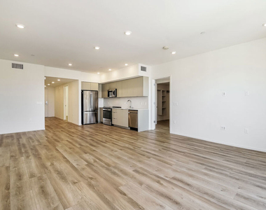 521 N Gramercy Place - Photo Thumbnail 1