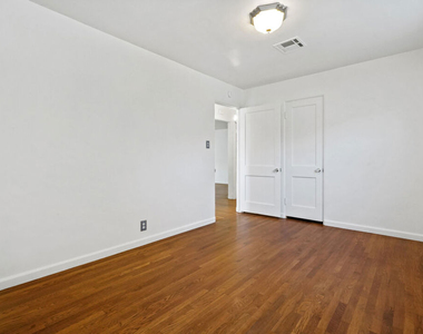 4940 Placidia Avenue - Photo Thumbnail 26