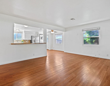 4940 Placidia Avenue - Photo Thumbnail 16
