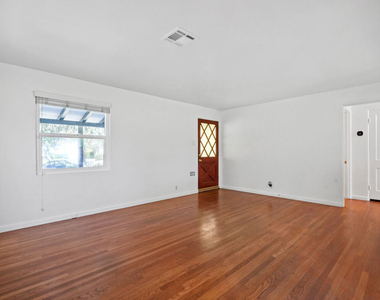4940 Placidia Avenue - Photo Thumbnail 13