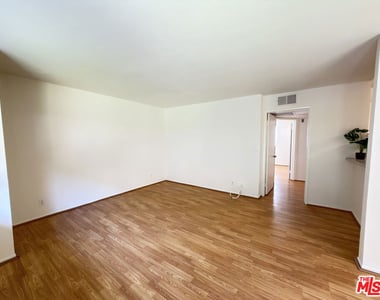 326 S Manhattan Place - Photo Thumbnail 3