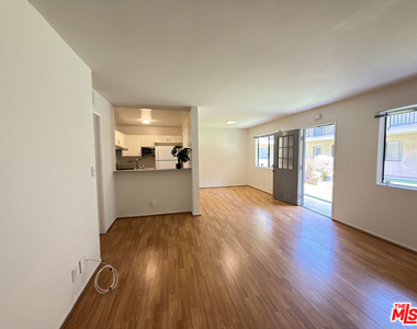 326 S Manhattan Place - Photo Thumbnail 2