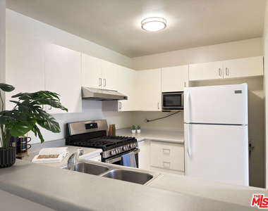 326 S Manhattan Place - Photo Thumbnail 1