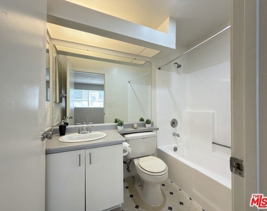 326 S Manhattan Place - Photo Thumbnail 10