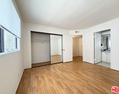 326 S Manhattan Place - Photo Thumbnail 9
