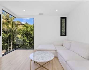 8516 Franklin Avenue - Photo Thumbnail 17