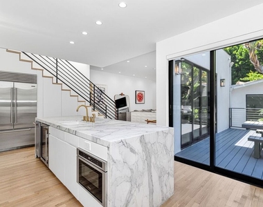 8516 Franklin Avenue - Photo Thumbnail 7