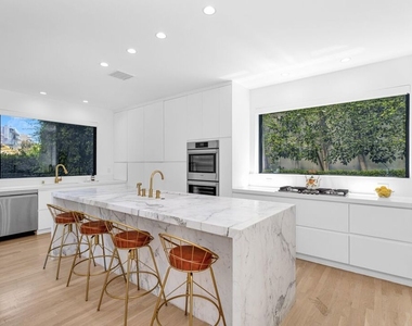 8516 Franklin Avenue - Photo Thumbnail 5